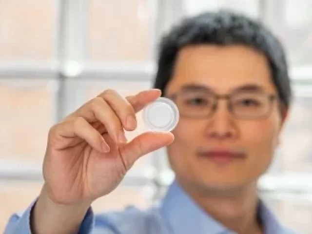 Weiyi Lu holds a liquid nanofoam pouch